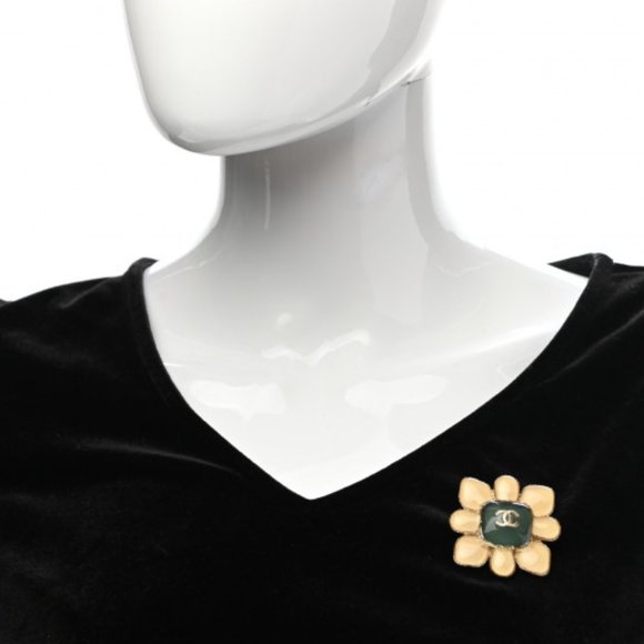 Chanel CC Gold Ivory and Green Gripoix Poured Glass Brooch - Picture 3 of 9